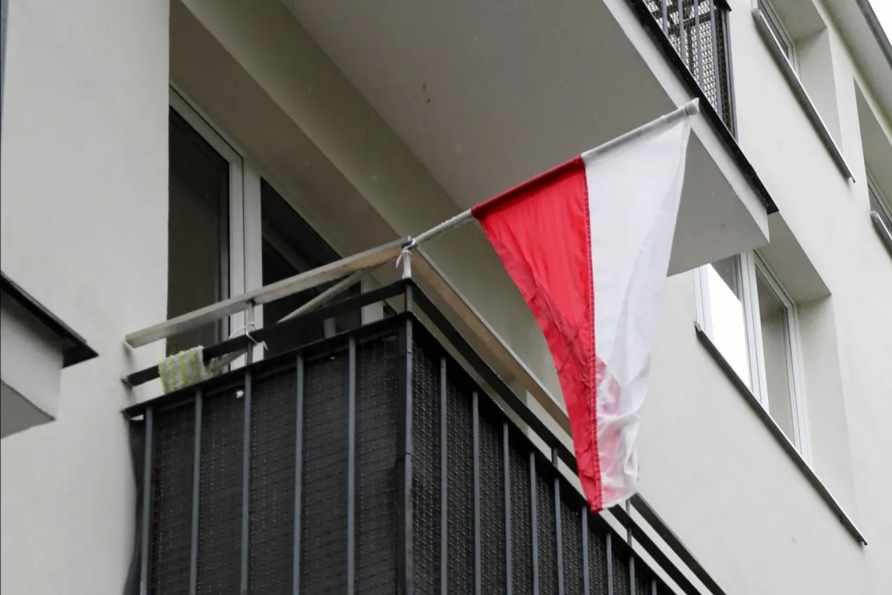 Jak powiesić flagę na balkonie bez błędów - praktyczne porady