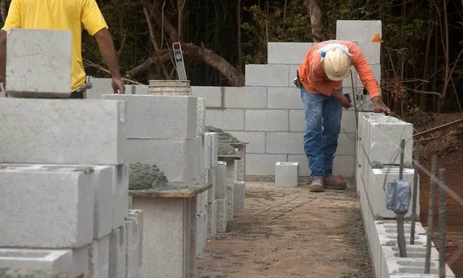 Fundamenty z bloczków betonowych czy wylewane - co wybrać, aby zaoszczędzić?