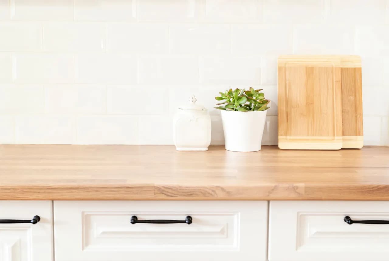 Jak skutecznie pomalować blat w kuchni, aby uniknąć zniszczeń