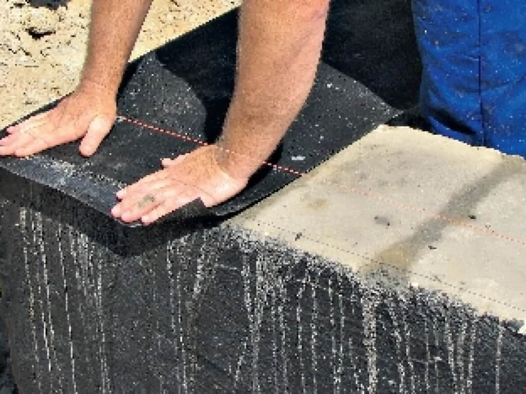 Izolacja przeciwwilgociowa podłogi: papa czy folia - co wybrać?