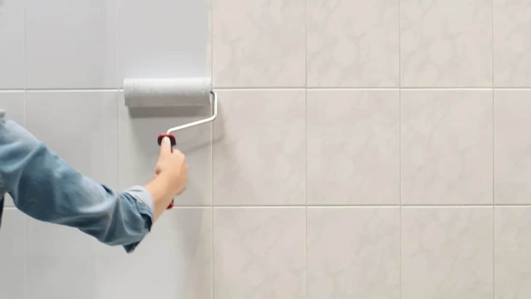 Jaką farbą pomalować kafelki w kuchni, aby uzyskać trwały efekt?