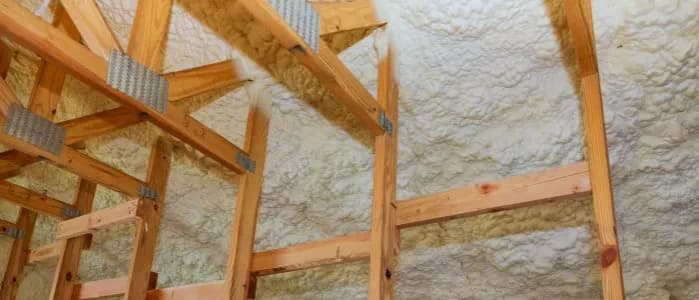 Izolacja poddasza: wełna czy pianka - co wybrać, by zaoszczędzić?