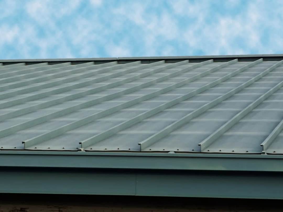 Ile farby na 100m2 dachu? Sprawdź, ile naprawdę potrzebujesz