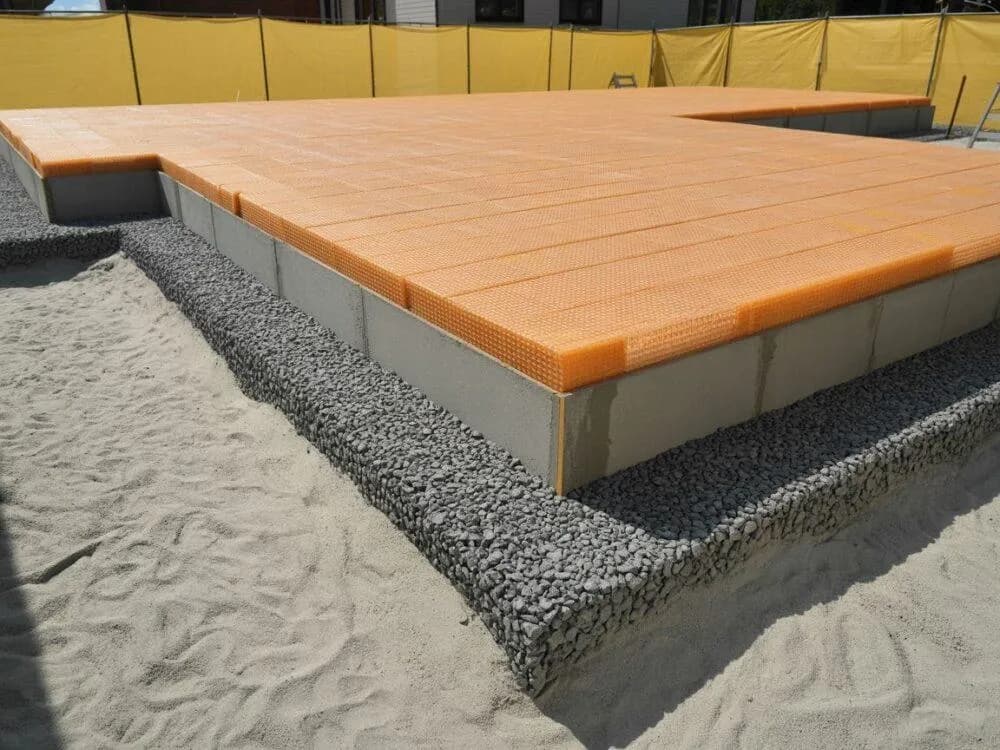 Czym obsypać fundamenty z zewnątrz, aby uniknąć problemów z wilgocią?