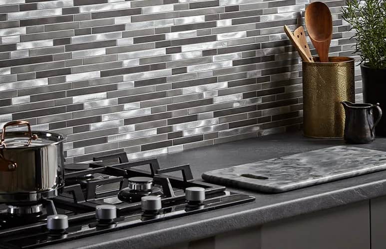 Co na ścianę w kuchni przy kuchence gazowej, aby uniknąć zabrudzeń?