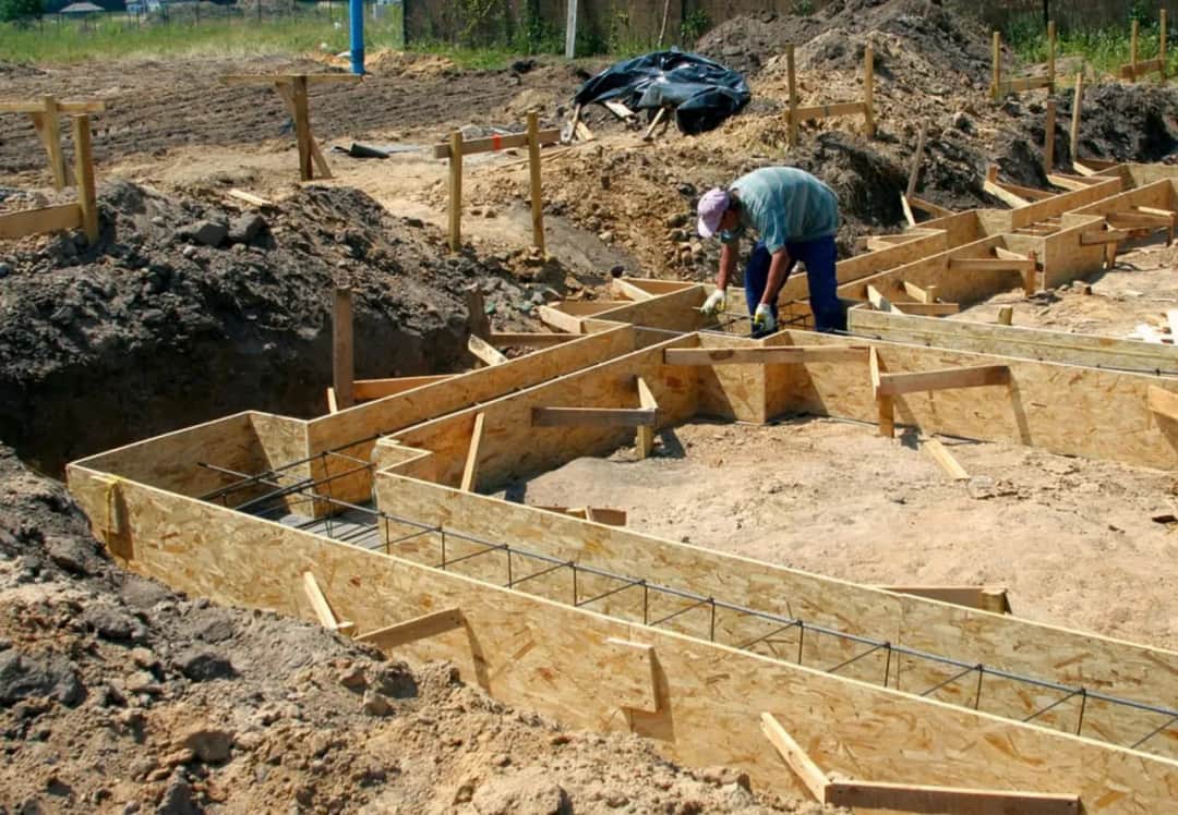 Ile desek na szalunek fundamentu? Oblicz dokładnie i oszczędzaj