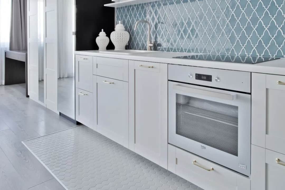 Jakie kolory płytek do kuchni sprawią, że będzie wyglądać większa?