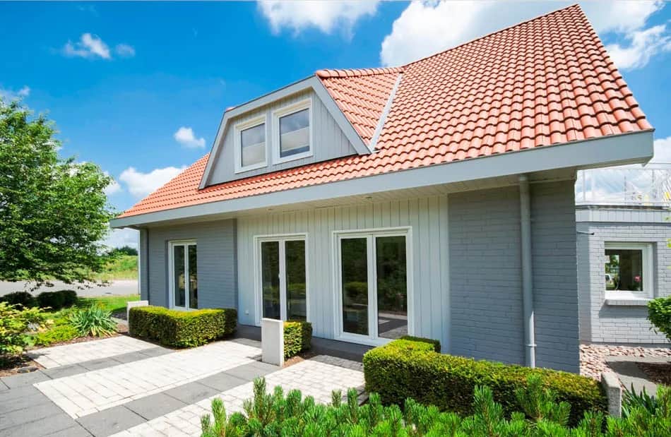 Jaki kolor elewacji do ceglastego dachu? Odkryj idealne połączenia kolorów