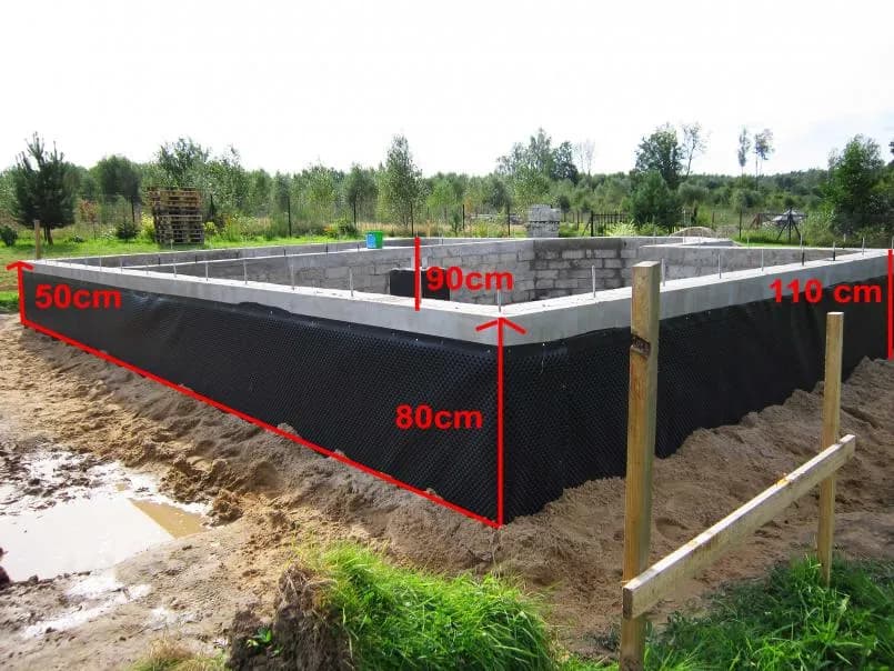 Jak zabezpieczyć fundamenty na zimę, aby uniknąć kosztownych uszkodzeń