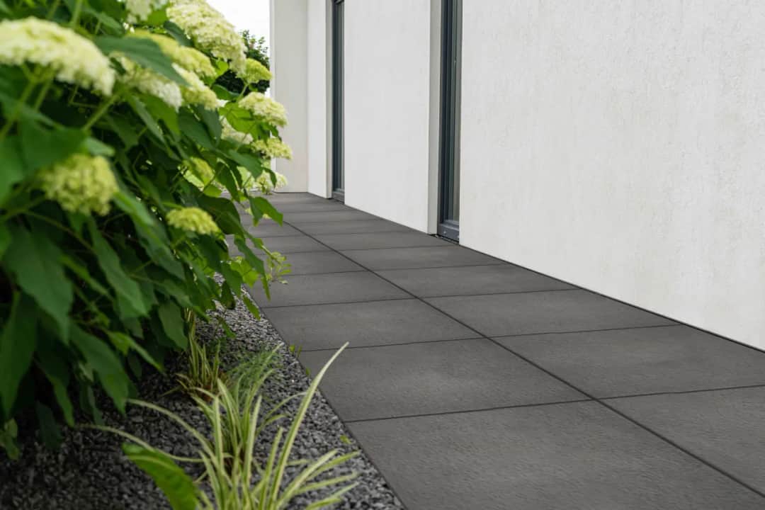 Jaką kostkę brukową wybrać do brązowego dachu, aby uniknąć błędów?