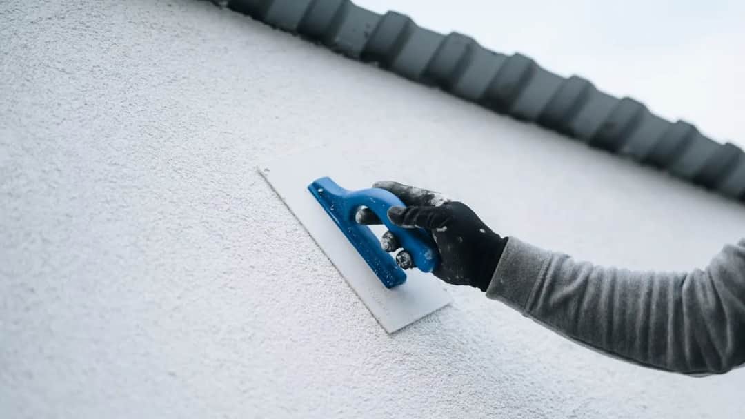 Jak nakładać tynk na elewację – uniknij najczęstszych błędów