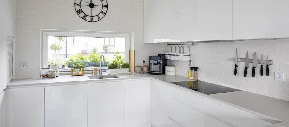 Jak skutecznie zabezpieczyć ścianę w kuchni przed zabrudzeniami